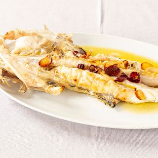 Rape de tripa negra al ajo dorado.