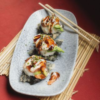 Tacos crujientes de alga nori con salmón,