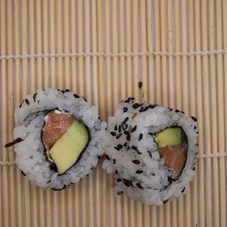 Uramaki 11 Salmón Philadelphia Aguacate y Sésamo