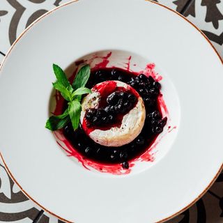 გამომცხვარი ყველი კამამბერი კენკრის კონფიტურით