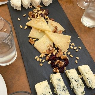 Tabla De Quesos Con Compotas Y Frutos Secos