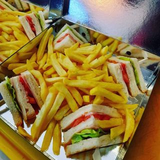 Sandwich Club cu sunca de pui si cartofi pai