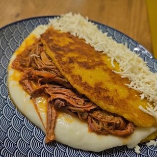 Cachapa con Queso de Mano y Ternera Desmechada