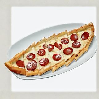 Sucuklu kaşarli pi̇de