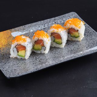 73.Uramaki de salmón, aguacate, tobiko (4 uds.)