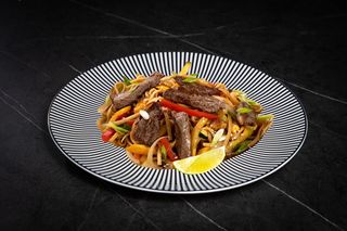 Udon z karmelizowaną cielęciną