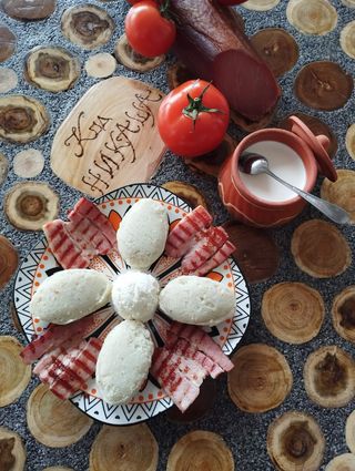 Kačamak sa kajmakom i slaninom