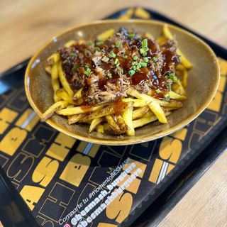 Patatas fritas con costillar desmenuzado 