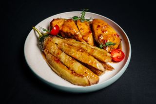 Куриное филе в кисло-сладком соусе с жареным баклажаном 