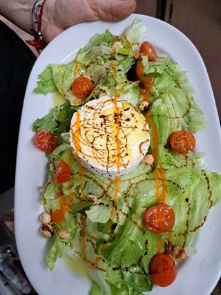 Amanida fruits secs i formatge de cabra