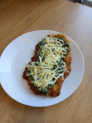 Kotlet drobiowy ze szpinakiem i serem