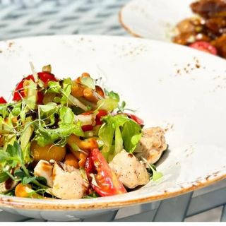 Теплый салат с куриным филе