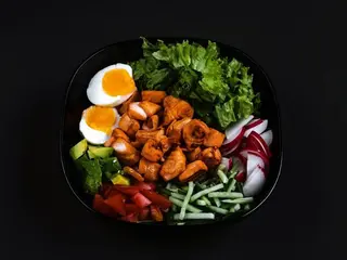 Bowl z smażonym łososiem (440g)
