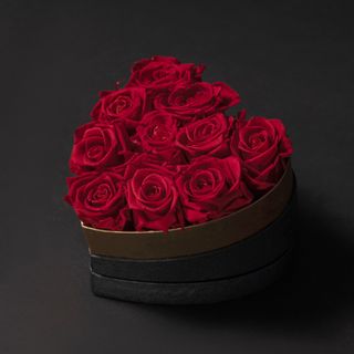 Caja corazón con rosas rojas eternas 12 aprx