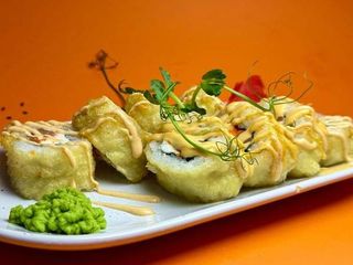 РОЛ ТЕПЛИЙ З ЛОСОСЕМ ТА КРЕМ СИРОМ (315 г)