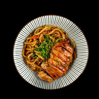 Udon ostrygowy z kaczką w sosie Hoisin