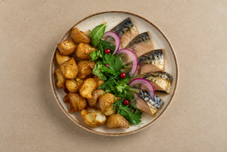CABALLA AHUMADA CON PATATA/скумбрия горячего копчения