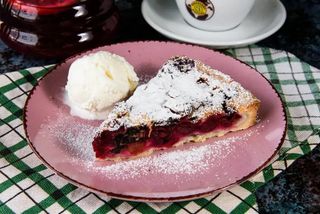 Пай с вишней и шоколадом