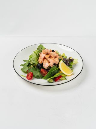 Салат с форелью (240г)