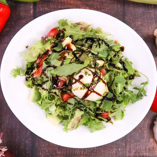 Салата с микс сирена и авокадо (300г)