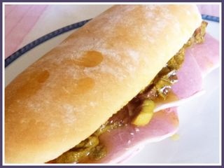 Panino con mozzarella, prosciutto cotto, funghi e peperoni