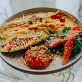 ომლეტი ორაგულით და ავოკადოთი