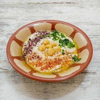 Piatto tradizionale musabaha e pita