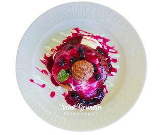 Papanași cu brânză și dulceață de afine