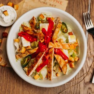 Salată cu pui, ardei copt și iaurt