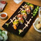 Spicy tuna ebi tempura avocado roll (8 piezas)