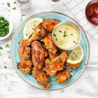 Alitas de Pollo con ensalada y patatas 