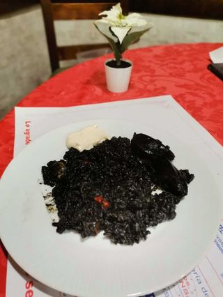 Arroz negro con alioli