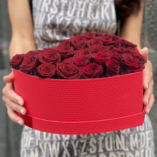 წითელი ყუთი 35 წითელი ვარდით 2301