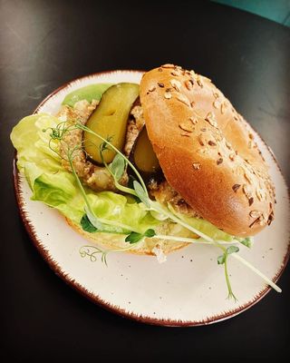 Bajgiel z kotlecikiem mielonym