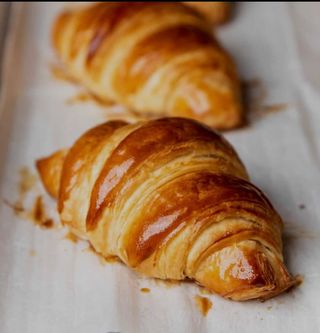 Croissant cu unt