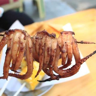 Pincho De Calamar A La Barbacoa (1 Ud.) 烤鱿鱼须（炸串）