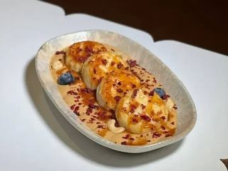 Сирники з йогуртово-карамельним соусом