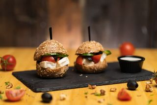 Кето бургер със сирене бри и чери домати  (200г)