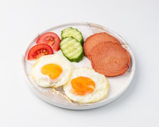 Яичница с колбасой