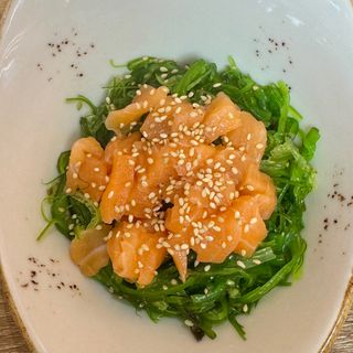 Ensalada Wakame Con Salmón