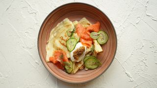 Блины с форелью и огурцом