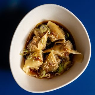 Wantons de cerdo y langostinos con chili oil (5 Uds.)