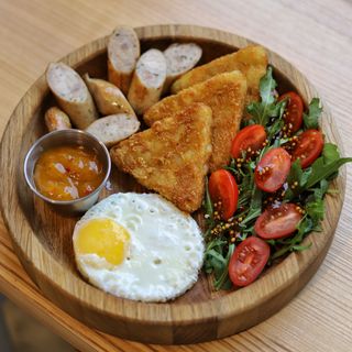 Сніданок із яєшні з ковбаскою