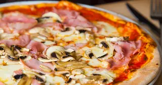 Pizza Prosciutto Funghi - Non Halal