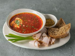 Борщ з яловичиною, копченим салом, гірчицею, сметаною та цибулею