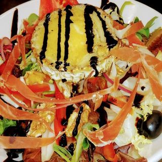 Ensalada con queso de cabra y virutas de jamón