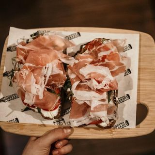 Bruschetta Squacquerone, pomodoro fresco, prosciutto crudo e rucola