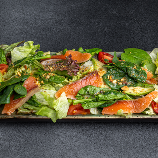 Салат з лососем татакі (170)