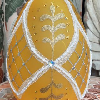 40 - uovo in vetro giallo decorato a mano con led. h. 24 diam. 16