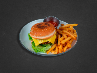 Рибний бургер з картоплею фрі